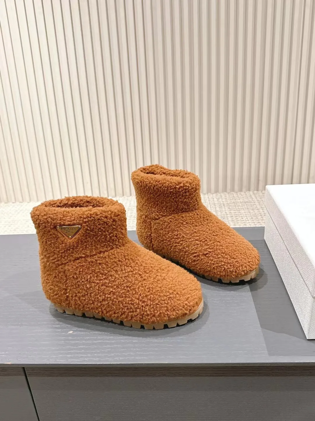👟👟Ex-factory price 560👟👟 Prada*Prada 2024ss new autumn and winter straight snow boots wool short boots. The fashionable and elegant design presents a classic silhouette. No matter what the situation is, the home court belongs only to you!  Fabric: Customized wool Lining: Customized wool Hardware: Original hardware 1:1 molding Outsole: Original molded raw rubber outsole Code number: 35-40 (customized 40 pieces are not returnable)